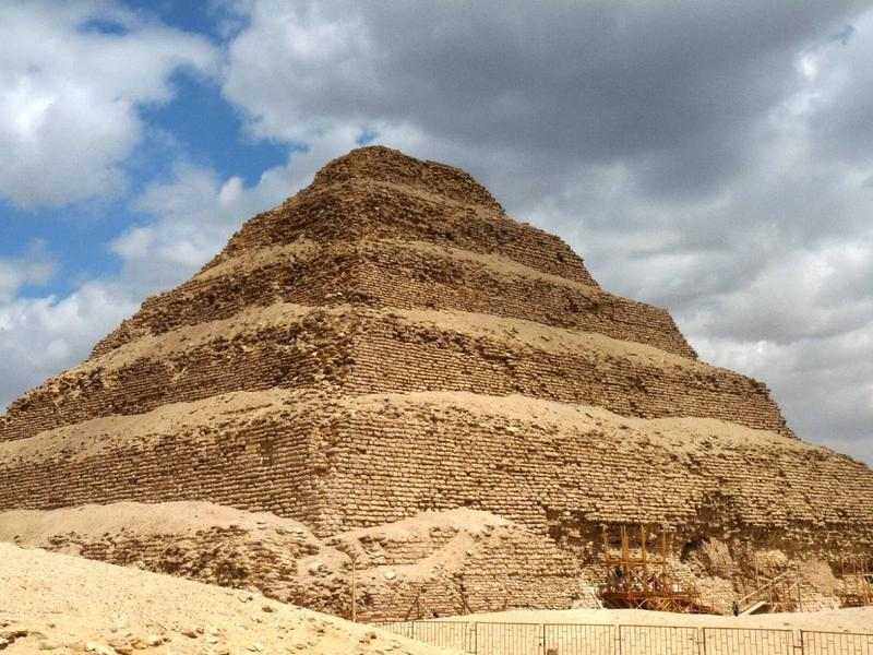 Kahire Basamaklı Piramit Nerede?